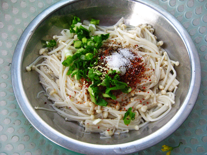 麻辣小涼菜——【拌金針菇】的做法步驟：5