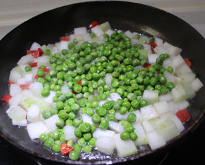 ｛健康素食｝春季減肥菜譜 豌豆炒冬瓜的做法步驟：4