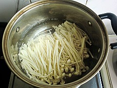 胡蘿卜炒金針菇的做法步驟：3