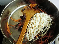 胡蘿卜炒金針菇的做法步驟：9