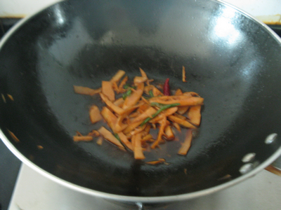 春筍木耳腐竹絲的做法步驟：4