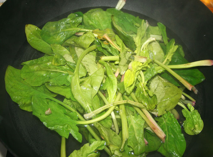 【貪嘴鹦之菠菜大變身，減肥新菜肴】松子菠菜盅的做法步驟：2