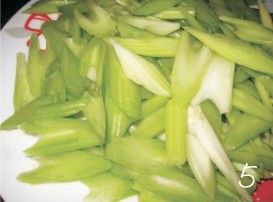 西芹枸杞炒百合的做法步驟：5
