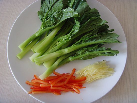大餐後的清淡：白灼芥藍的做法步驟：2