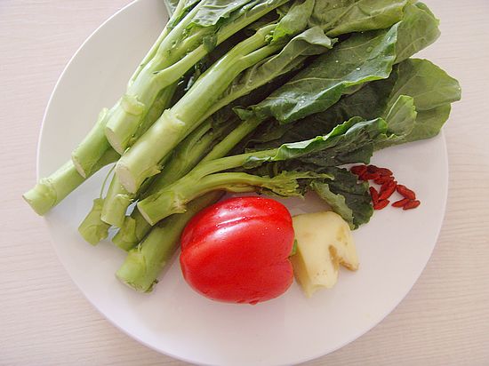 大餐後的清淡：白灼芥藍的做法步驟：1