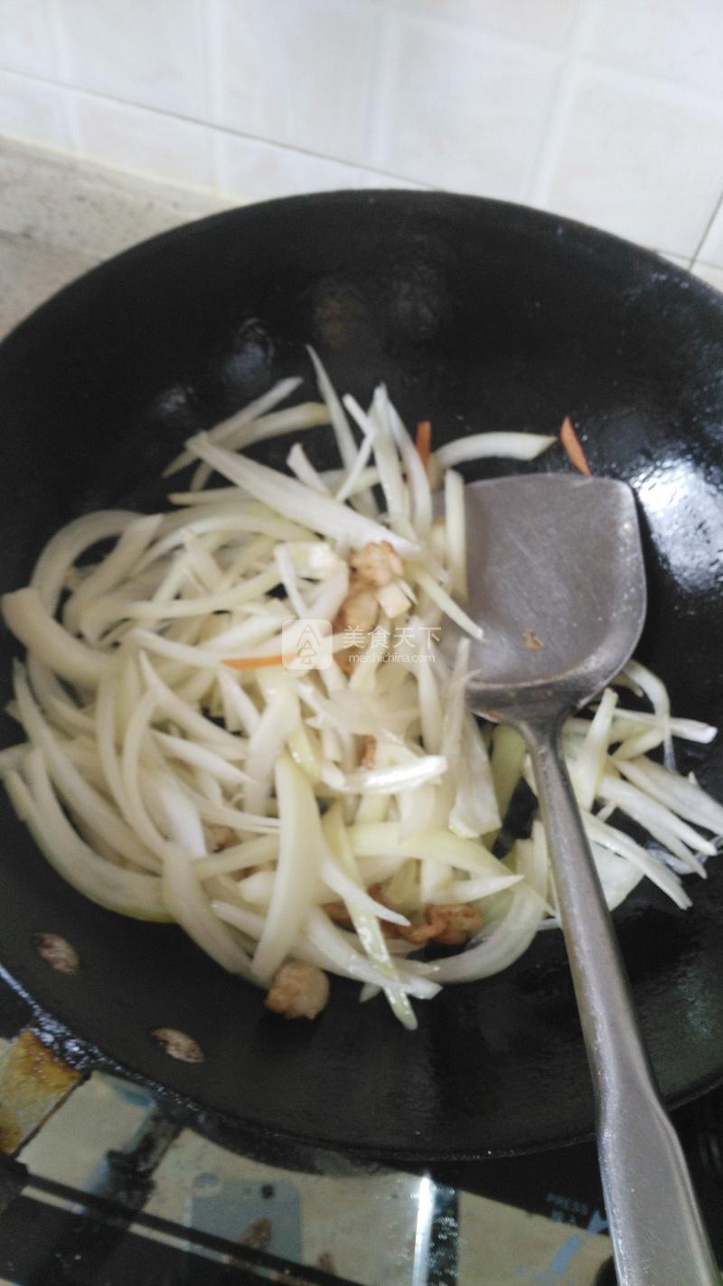 胡蘿卜炒洋蔥的做法步驟：2