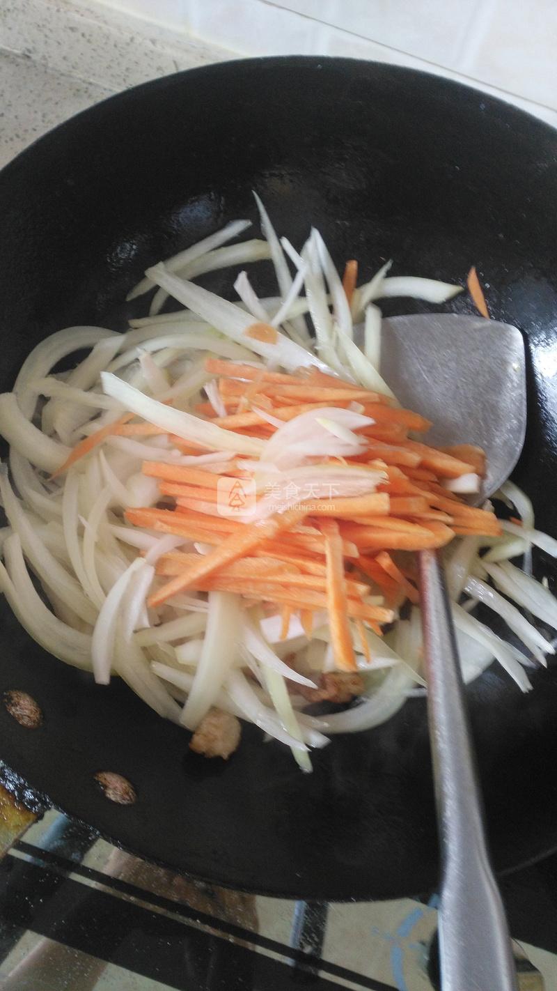 胡蘿卜炒洋蔥的做法步驟：3