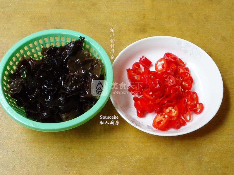 紅辣椒炒黑木耳的做法步驟：2
