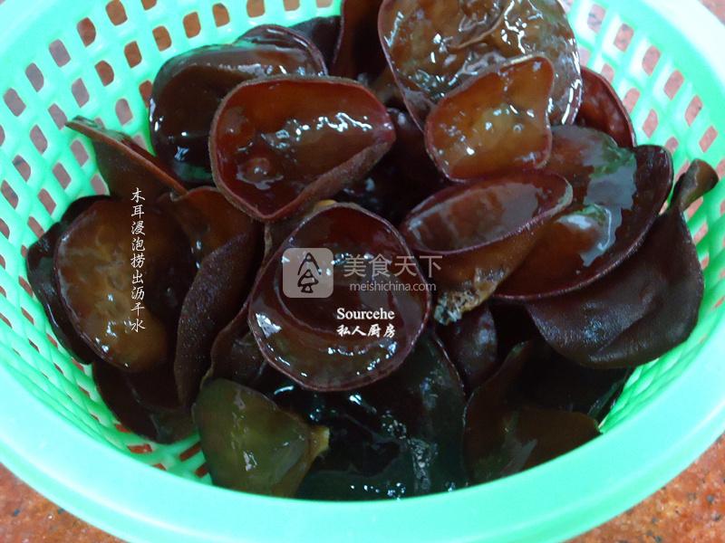 紅辣椒炒黑木耳的做法步驟：1