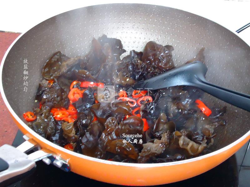 紅辣椒炒黑木耳的做法步驟：5