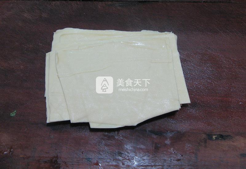 小松菜炒豆皮的做法步驟：3