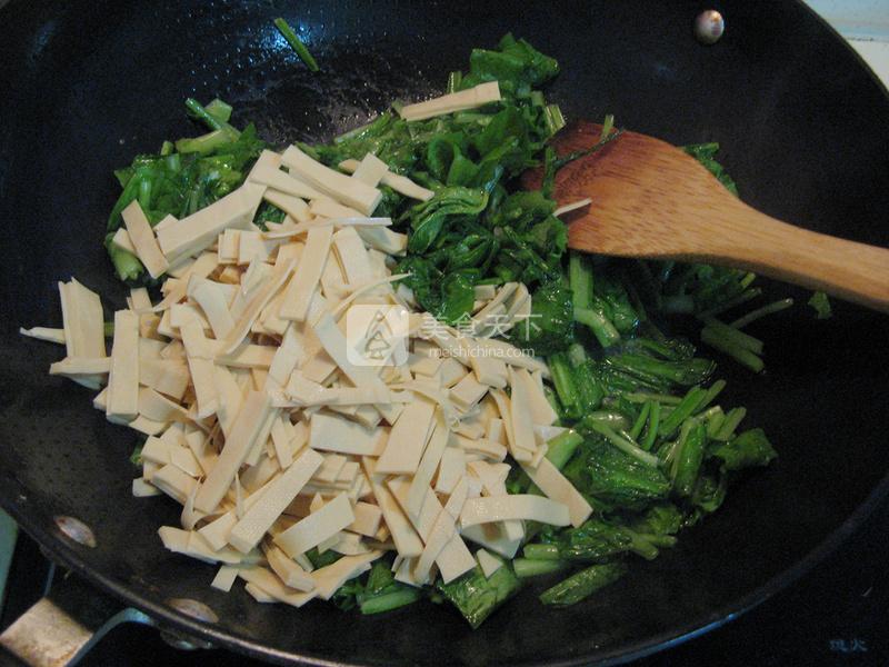 小松菜炒豆皮的做法步驟：7