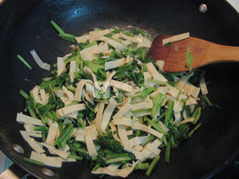 小松菜炒豆皮的做法步驟：8