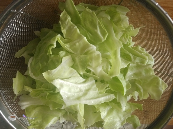 打造五星級家常菜--詳解恰到好處的炝炒圓白菜的做法步驟：4