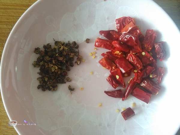 打造五星級家常菜--詳解恰到好處的炝炒圓白菜的做法步驟：5