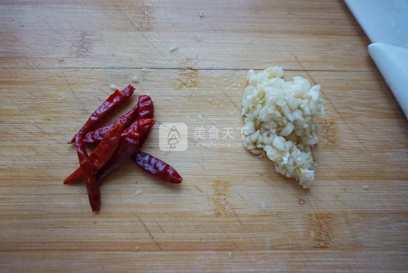 脆果仁拌菠菜的做法步驟：3