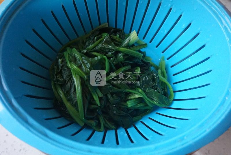 脆果仁拌菠菜的做法步驟：5