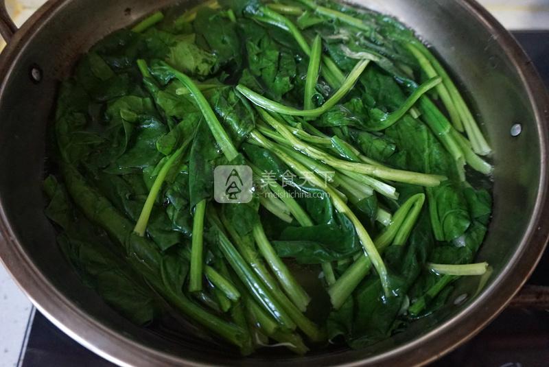 脆果仁拌菠菜的做法步驟：4