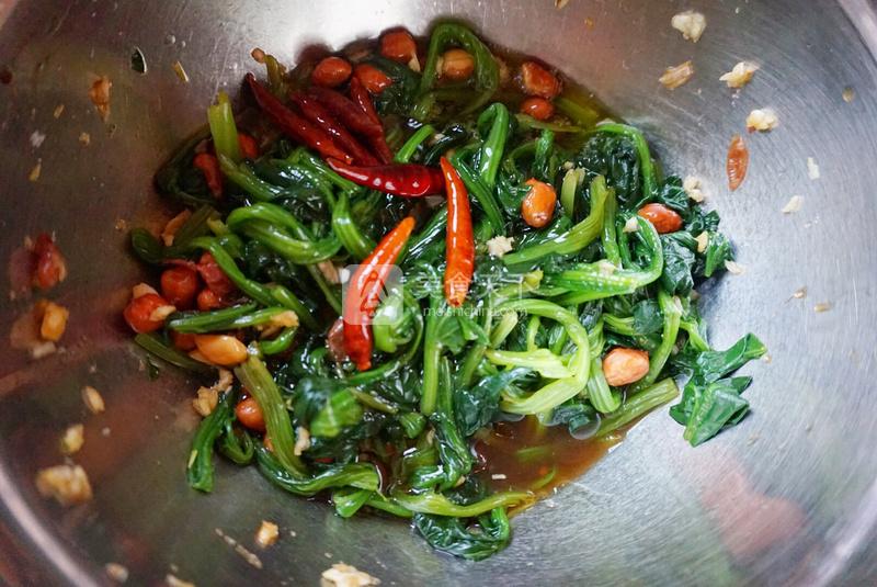 脆果仁拌菠菜的做法步驟：8