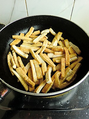 辣味韭菜炒豆干的做法步驟：1