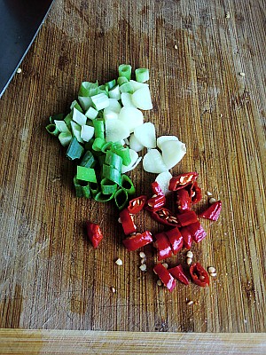 辣味韭菜炒豆干的做法步驟：3