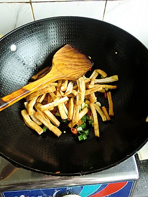 辣味韭菜炒豆干的做法步驟：5