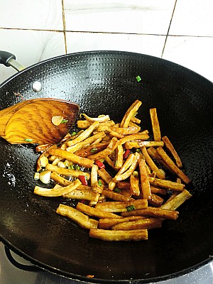 辣味韭菜炒豆干的做法步驟：9