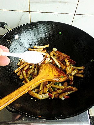 辣味韭菜炒豆干的做法步驟：8