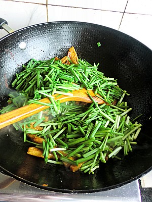 辣味韭菜炒豆干的做法步驟：11