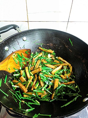 辣味韭菜炒豆干的做法步驟：13