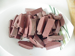 價值2元的快手開胃營養菜-----韭菜炒豬血的做法步驟：2