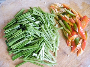 價值2元的快手開胃營養菜-----韭菜炒豬血的做法步驟：3