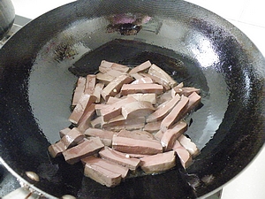 價值2元的快手開胃營養菜-----韭菜炒豬血的做法步驟：5