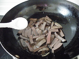 價值2元的快手開胃營養菜-----韭菜炒豬血的做法步驟：6