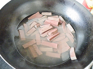 價值2元的快手開胃營養菜-----韭菜炒豬血的做法步驟：4