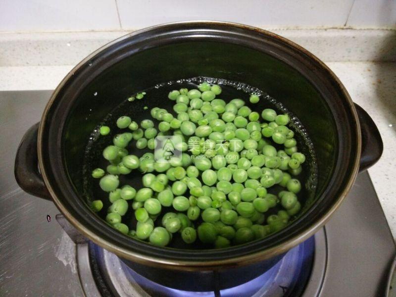 雞蛋青豆小炒的做法步驟：2