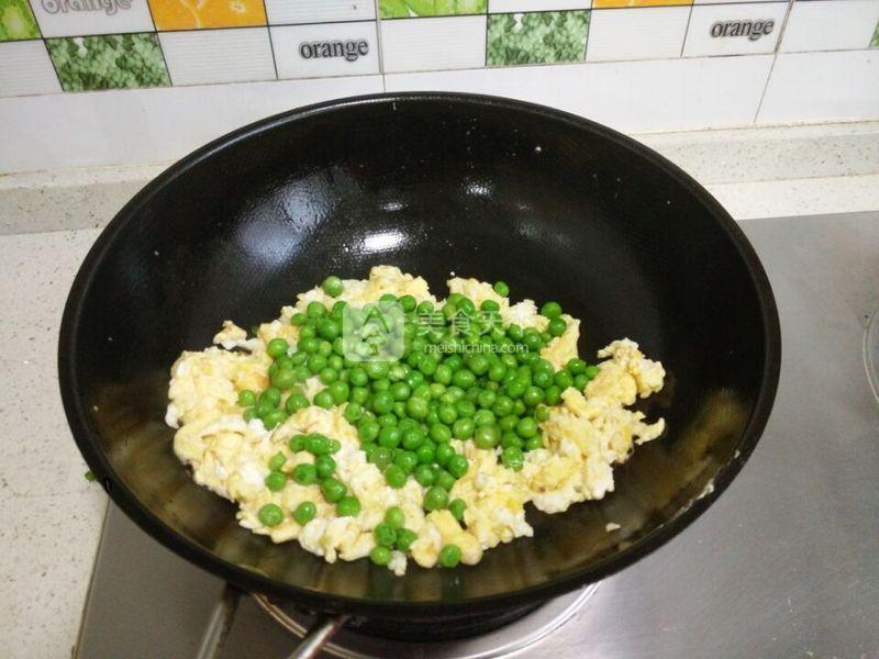 雞蛋青豆小炒的做法步驟：4