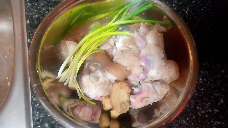 黃豆炖豬蹄的做法步驟：3