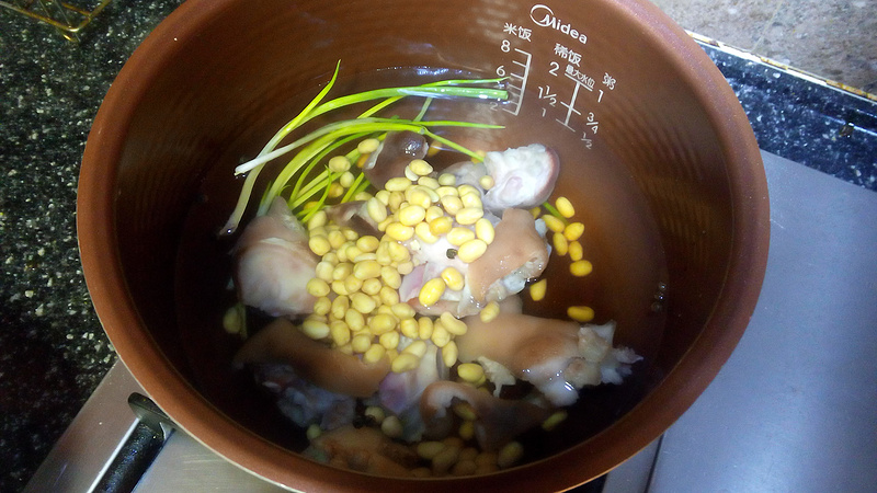 黃豆炖豬蹄的做法步驟：4