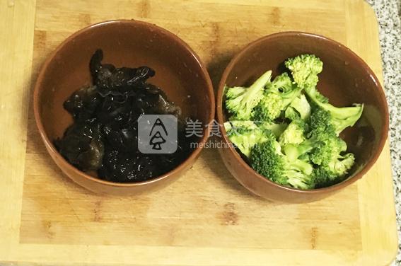 核仁木耳豆腐煲的做法步驟：1