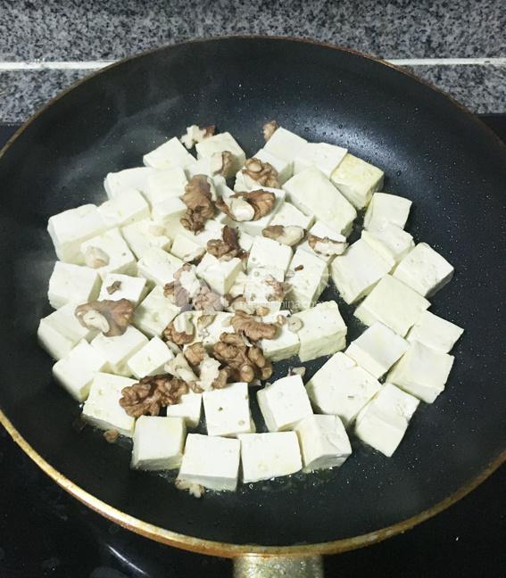 核仁木耳豆腐煲的做法步驟：3