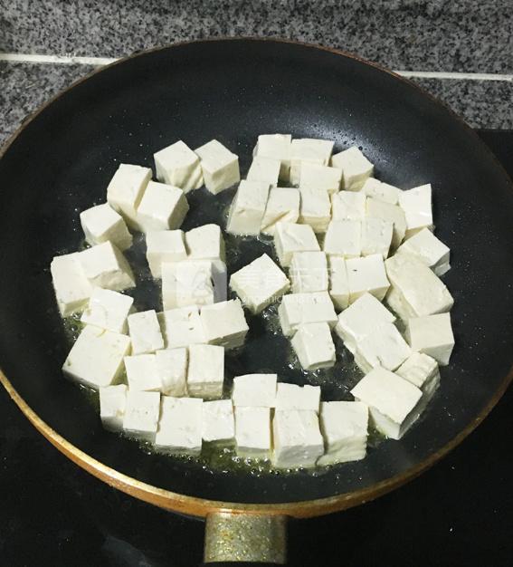核仁木耳豆腐煲的做法步驟：2