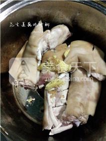 花生蓮藕炖豬腳的做法步驟：4