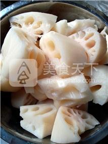 花生蓮藕炖豬腳的做法步驟：2