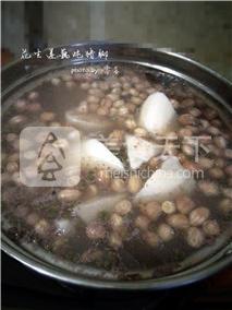 花生蓮藕炖豬腳的做法步驟：8