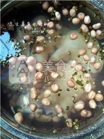 花生蓮藕炖豬腳的做法步驟：7