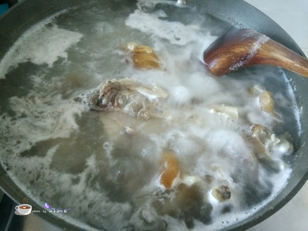 白蘿卜炖臘豬腳的做法步驟：6