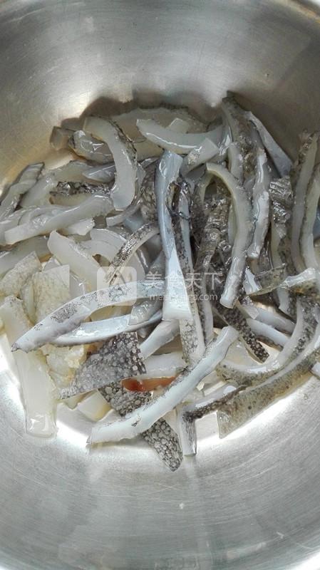 溫拌海參斑魚皮的做法步驟：4