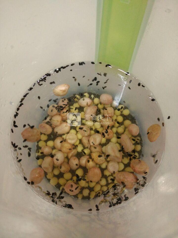 地瓜芝麻花生豆漿的做法步驟：3