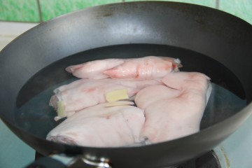 手抓豬蹄的做法步驟：2